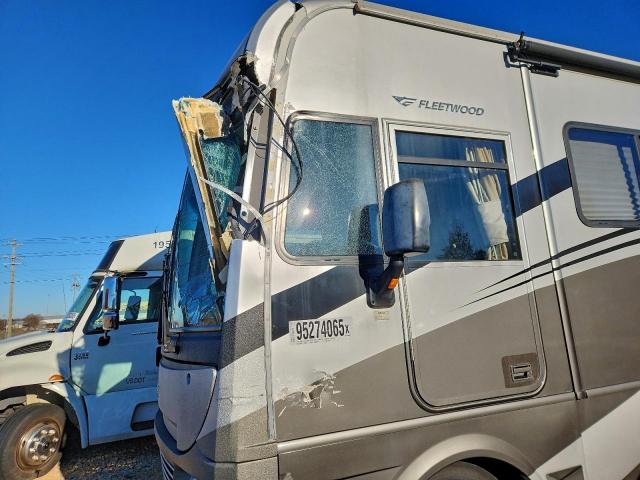 Ford F-550 Super Duty Stripped Chassis Image 4