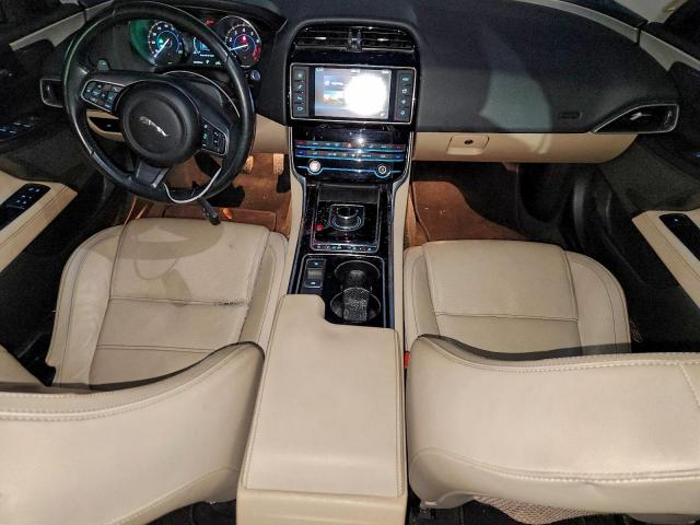 Jaguar XE Prestige Image 8