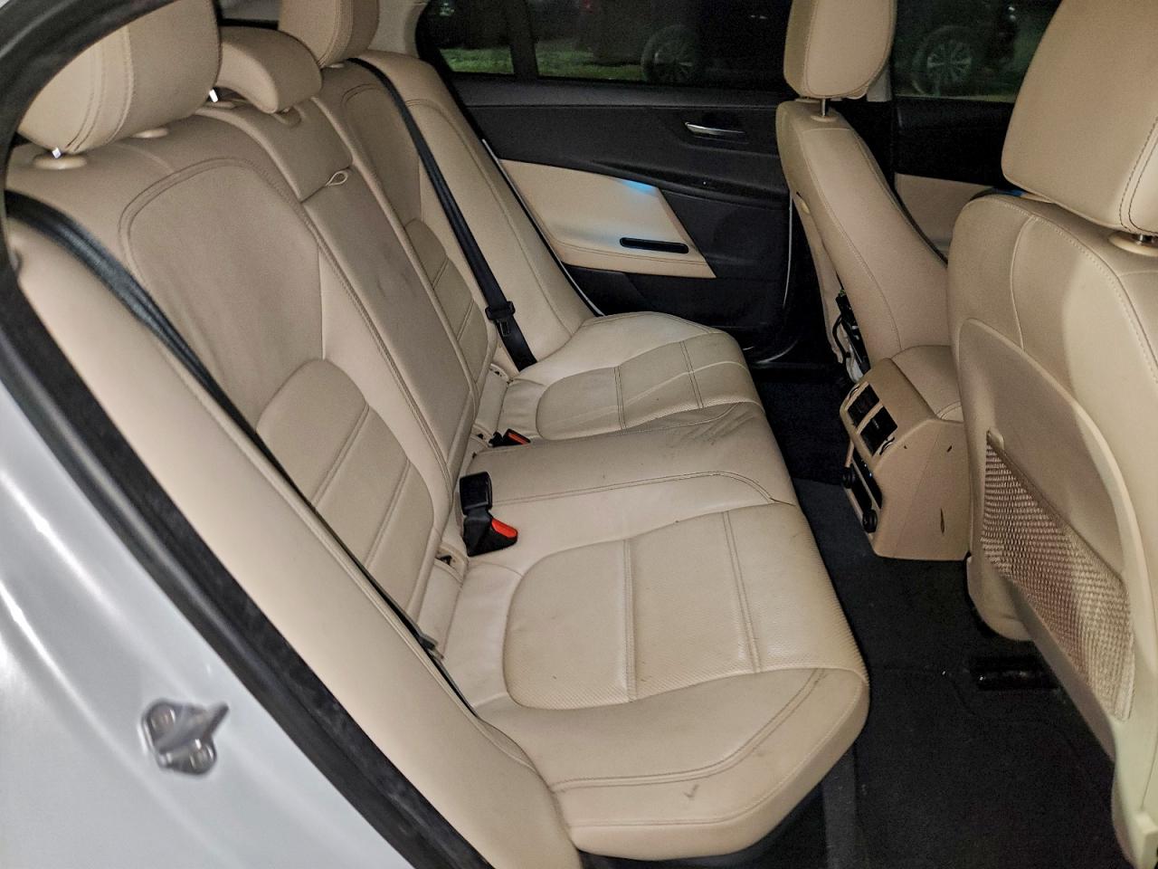 Jaguar XE Prestige Image 12