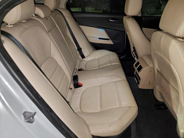 Jaguar XE Prestige Image 12