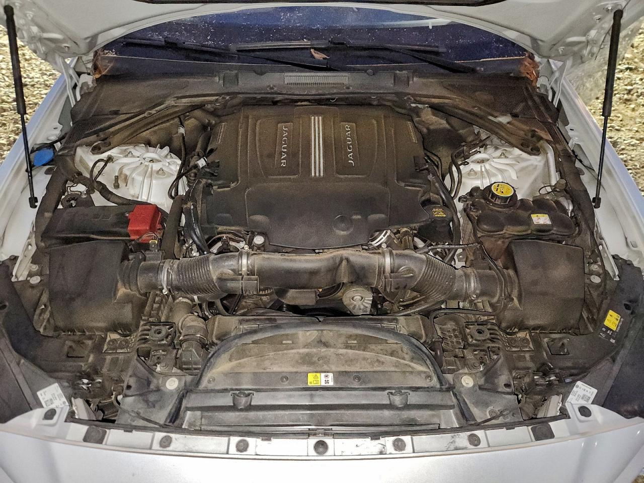 Jaguar XE Prestige Image 9