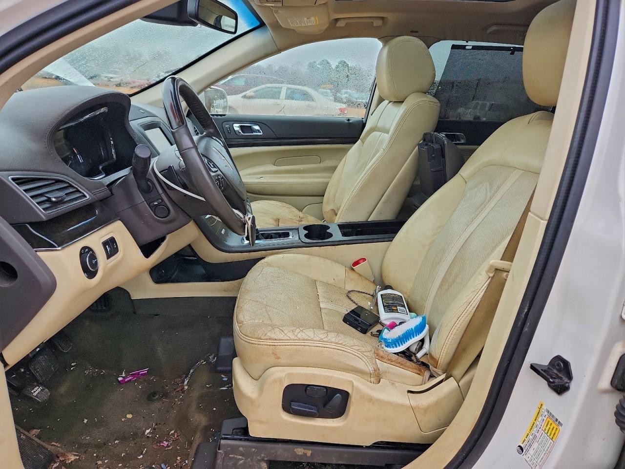 Lincoln MKT Image 13