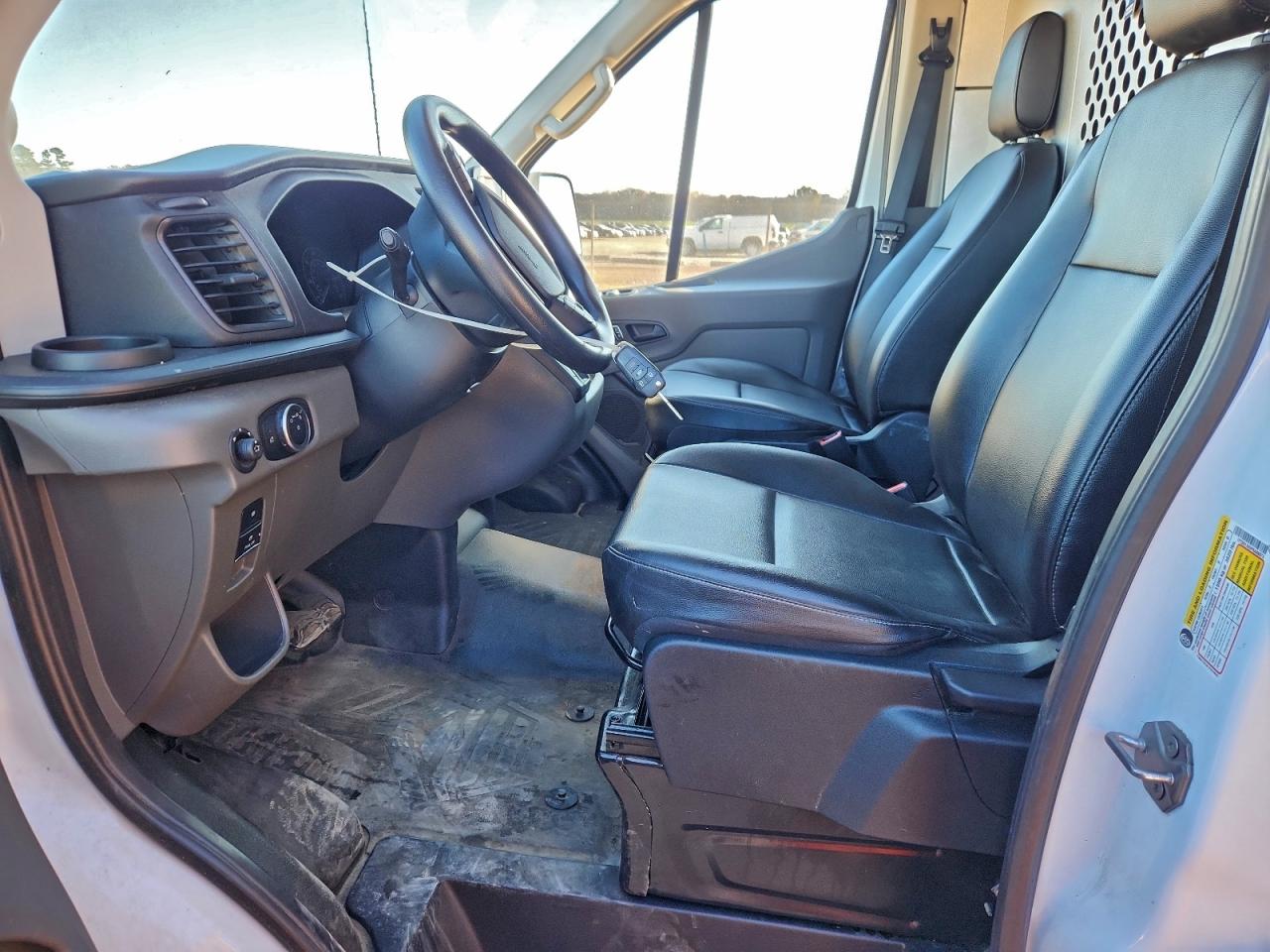 Ford Transit T-250 Image 4