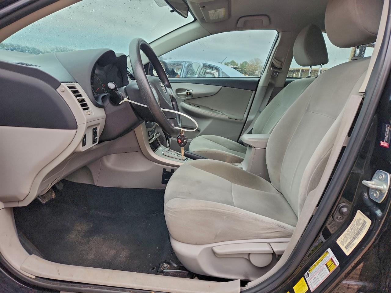 Toyota Corolla Base Image 2