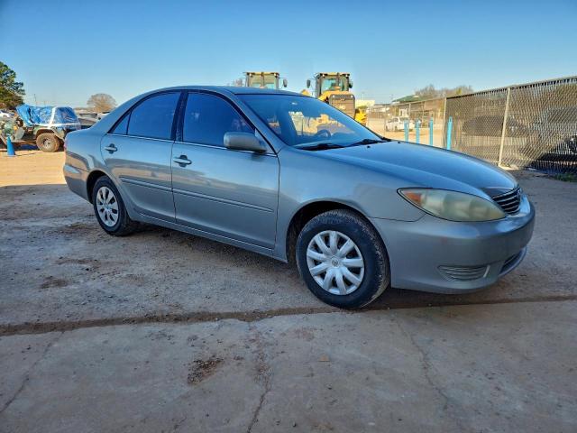 Toyota Camry Le Image 11