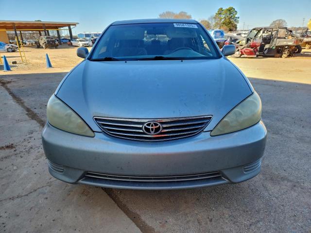 Toyota Camry Le Image 8