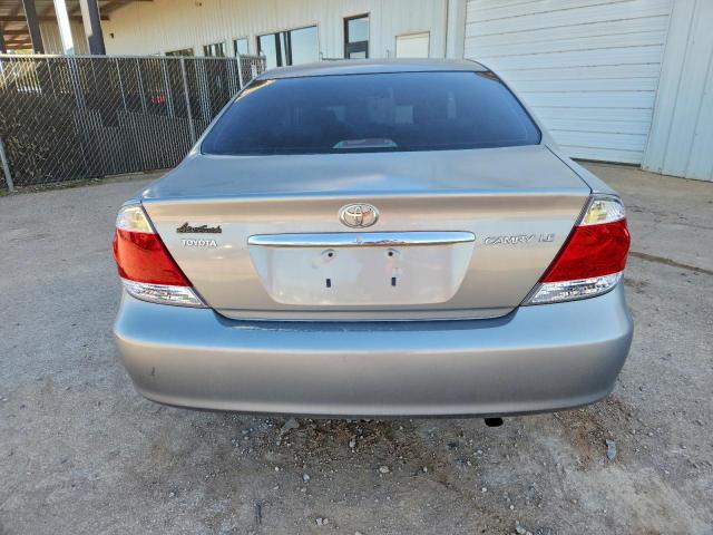 Toyota Camry Le Image 3