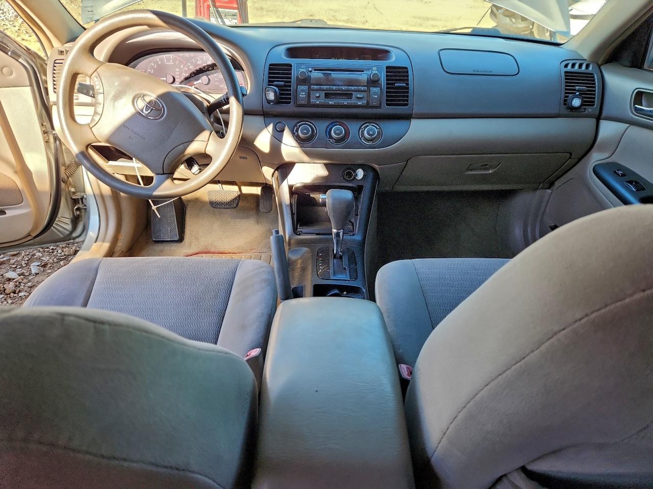 Toyota Camry Le Image 10