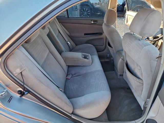 Toyota Camry Le Image 5