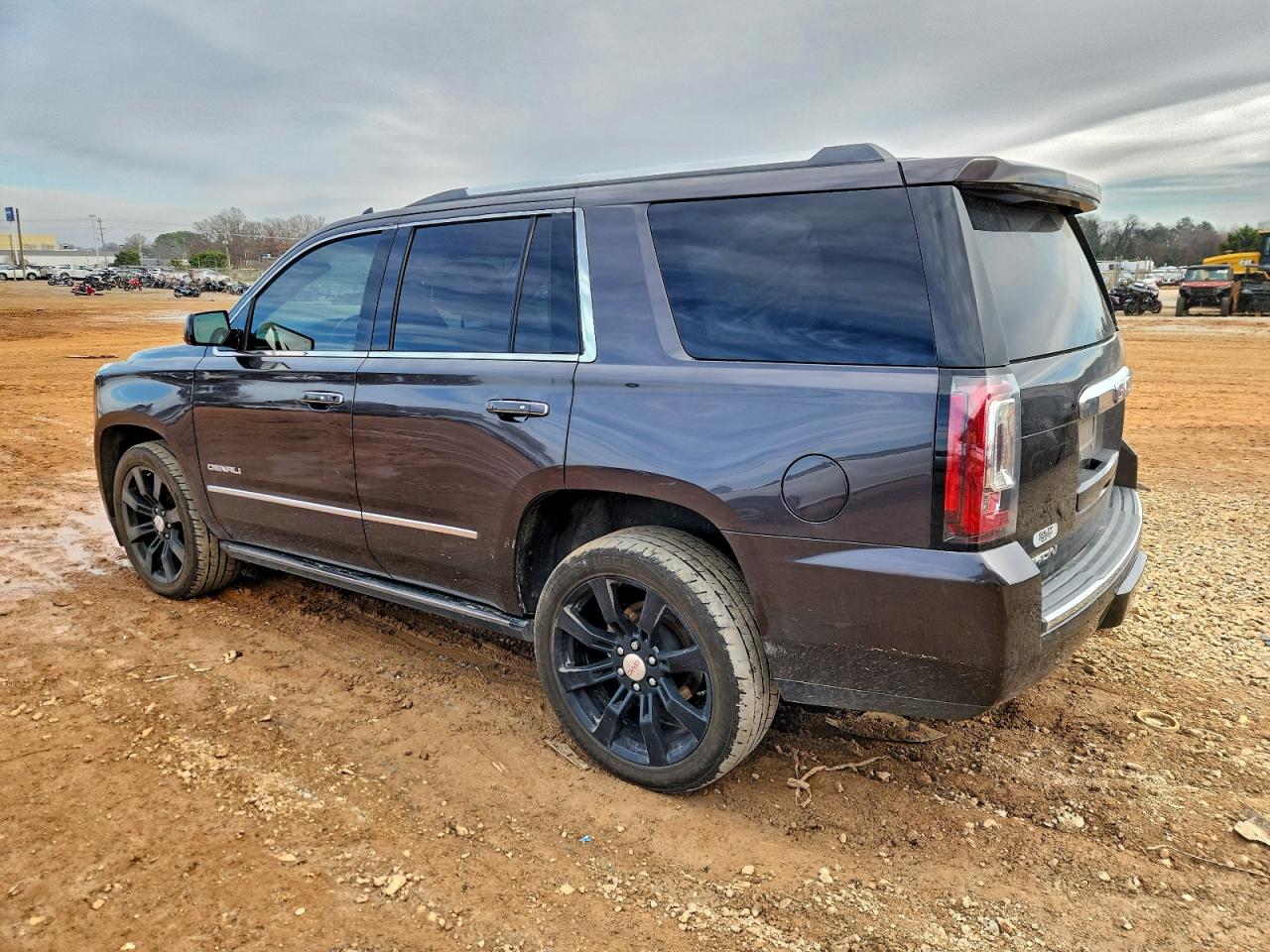 GMC Yukon Denali Image 6