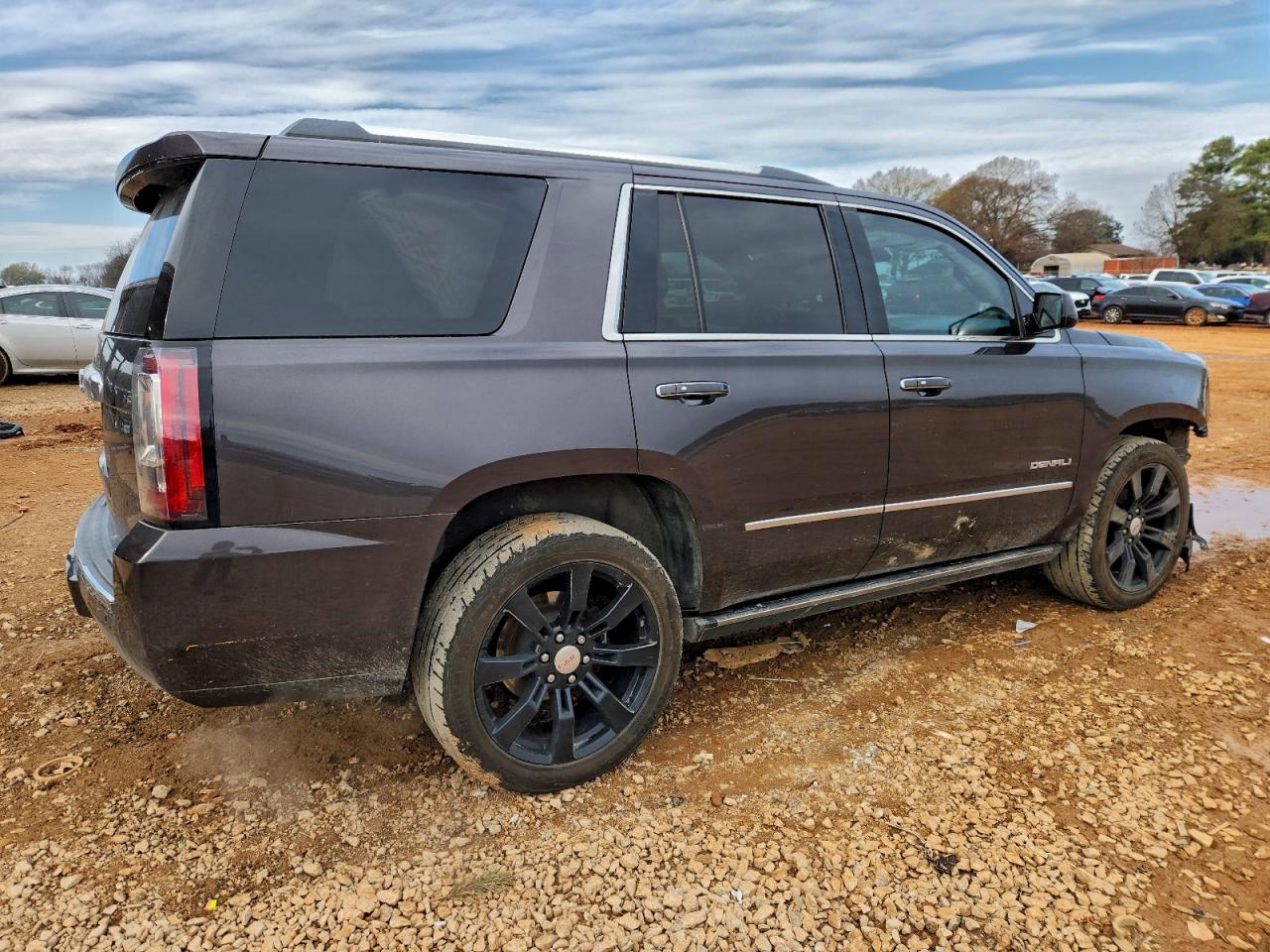 GMC Yukon Denali Image 11