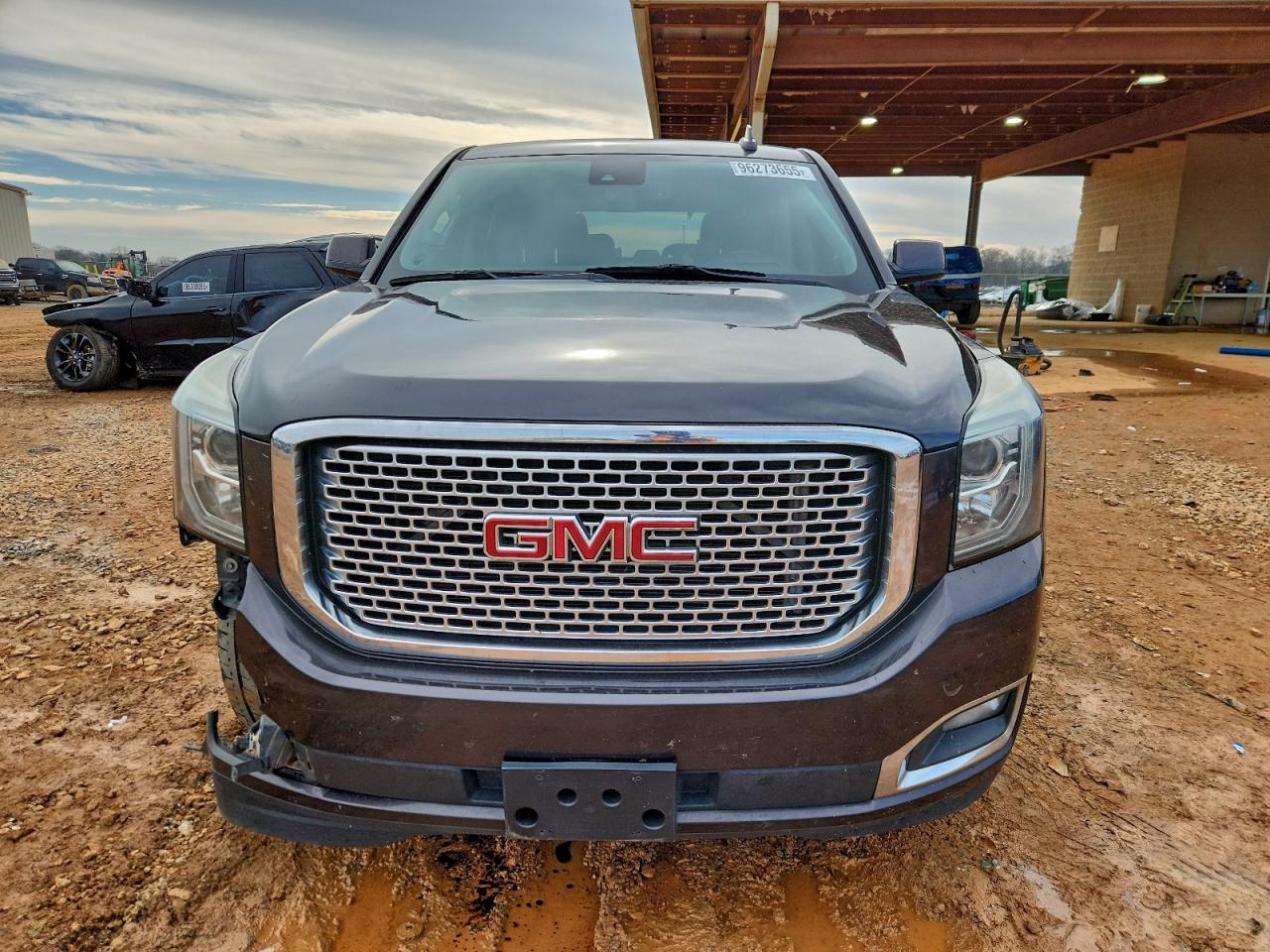 GMC Yukon Denali Image 13