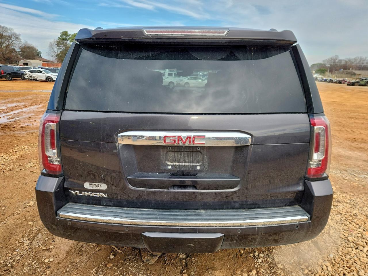 GMC Yukon Denali Image 3
