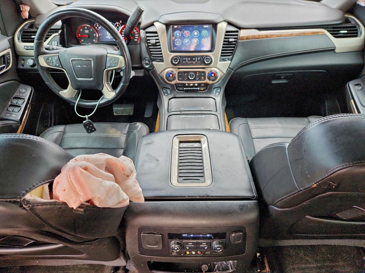 GMC Yukon Denali Image 9