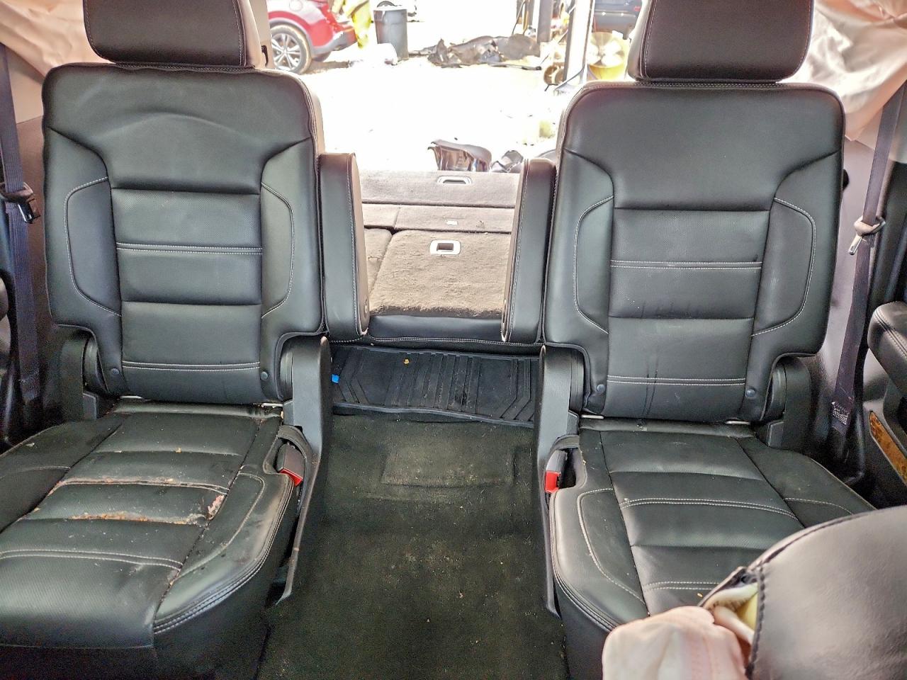 GMC Yukon Denali Image 8