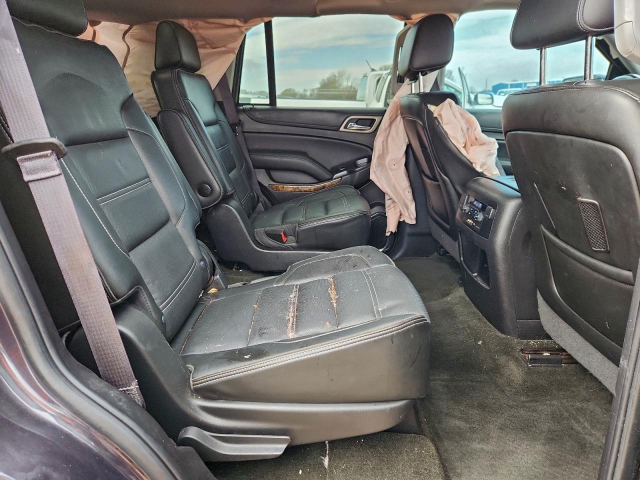 GMC Yukon Denali Image 12