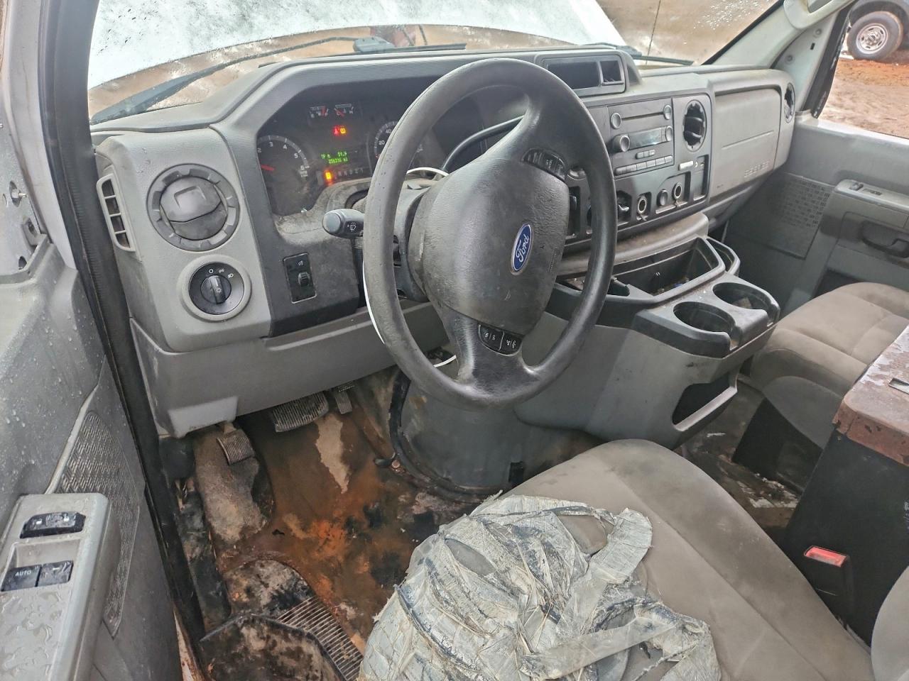 Ford Econoline E150 Van Image 2