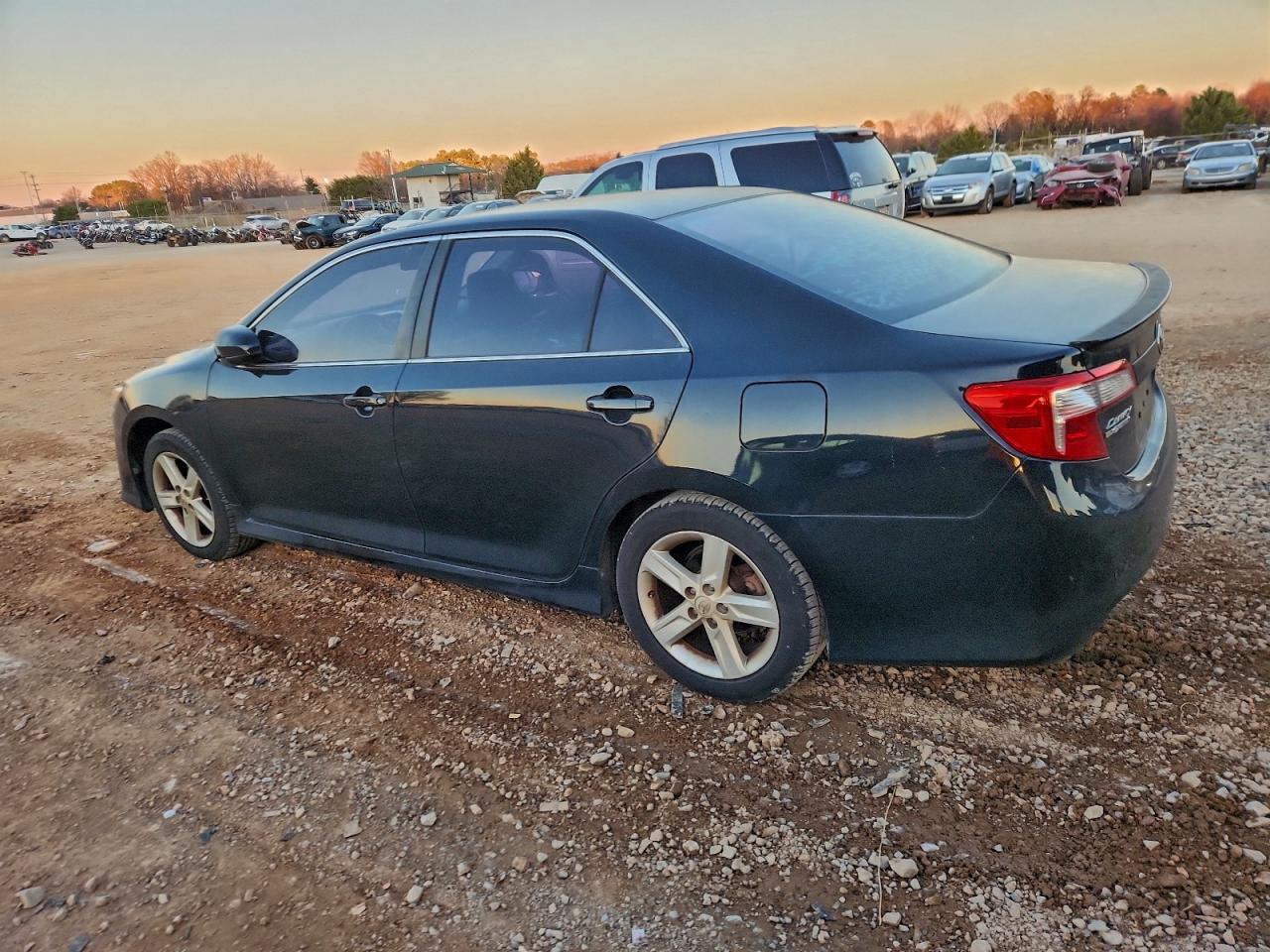 Toyota Camry L Image 12