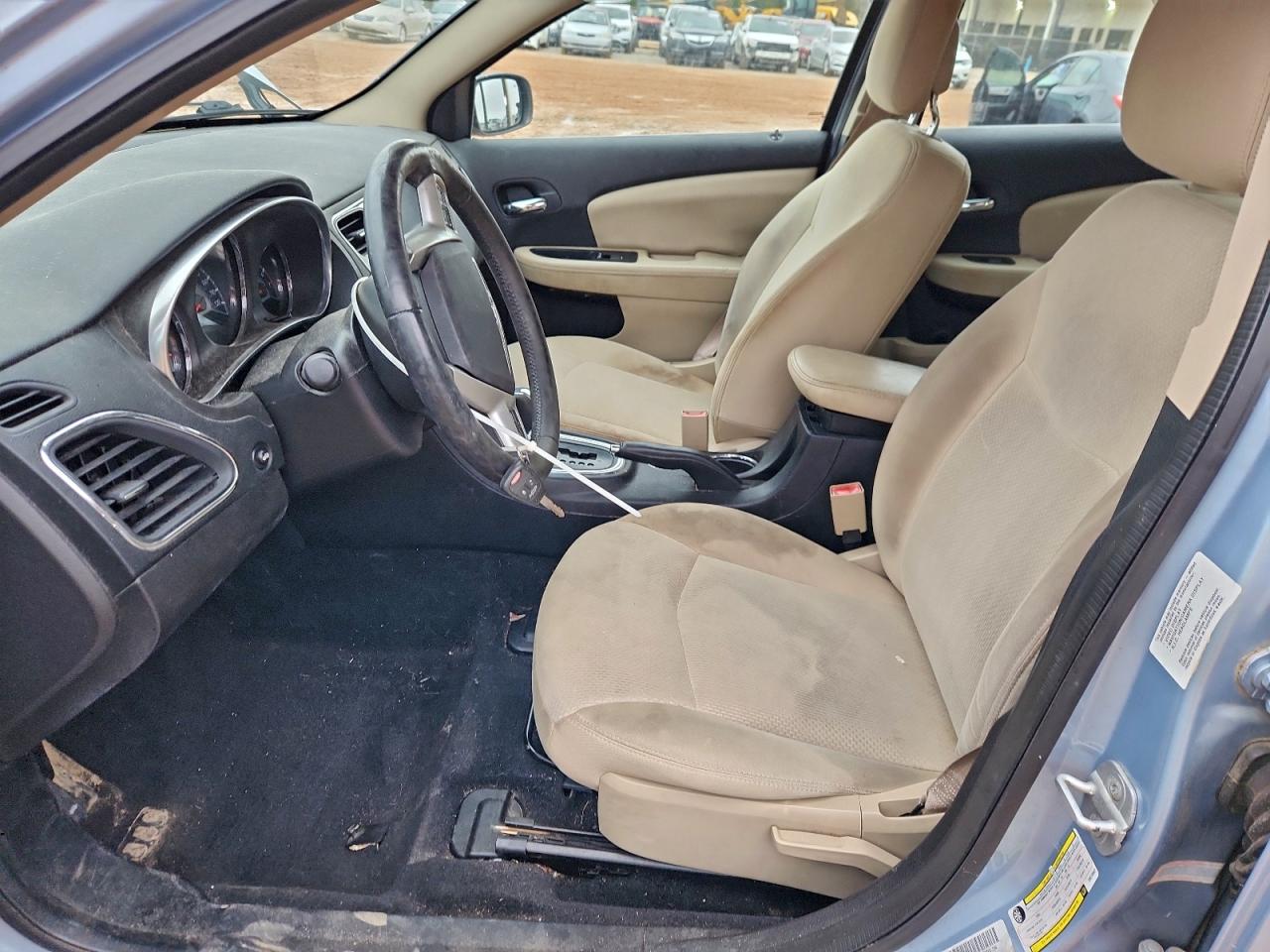 Chrysler 200 Touring Image 12