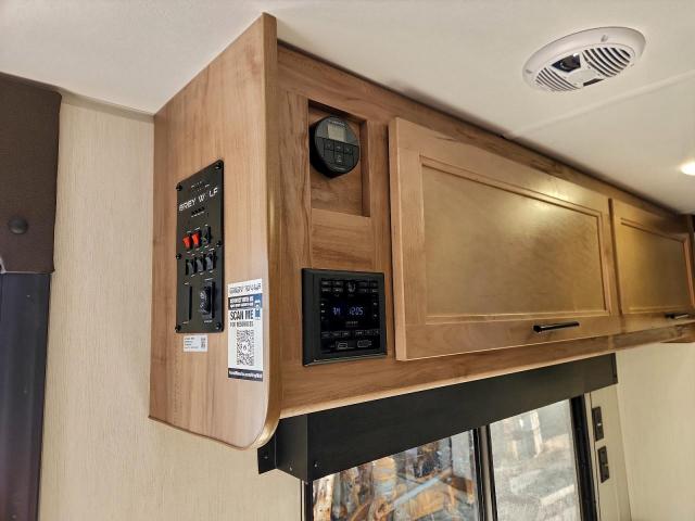 Cherokee Grey Wolf Image 8