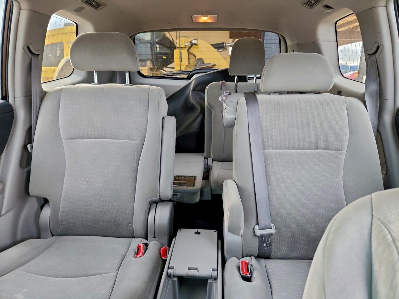 Toyota Highlander Base Image 11
