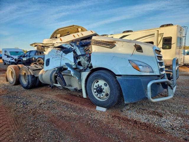  Salvage Freightliner Cascadia 1